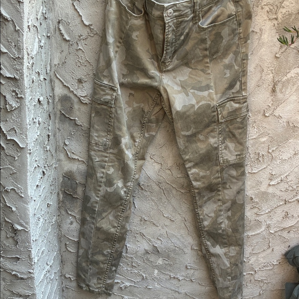 Old Navy Green Camouflage Rockstar Super Skinny High Rise
Size 8
